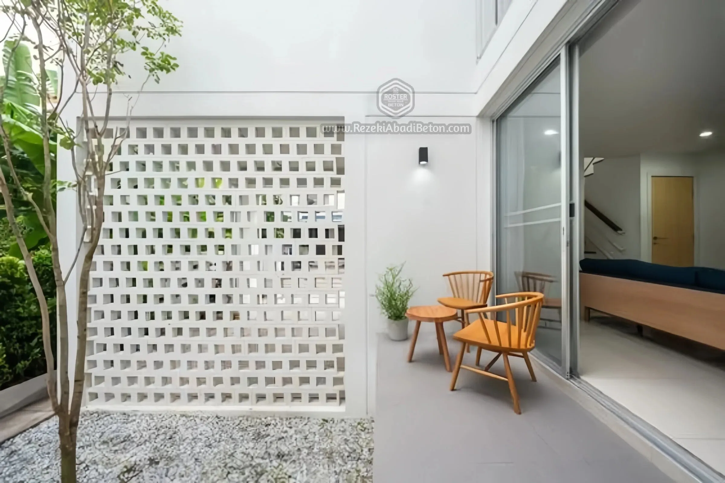 Aplikasi roster beton motif dadu untuk pagar rumah minimalis di Purworejo.