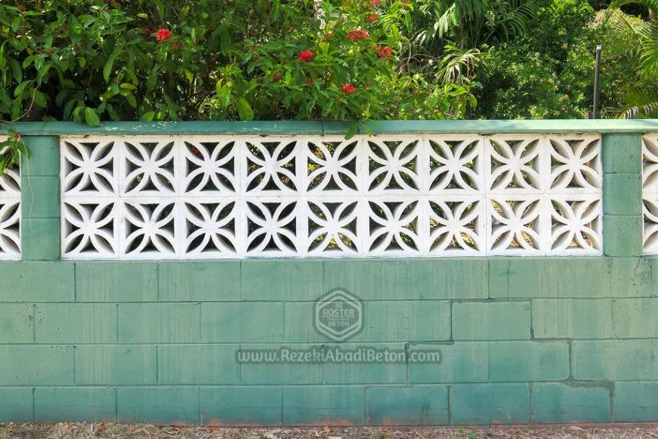 Roster beton dengan ukiran motif bunga yang elegan, tersedia di Sukoharjo.