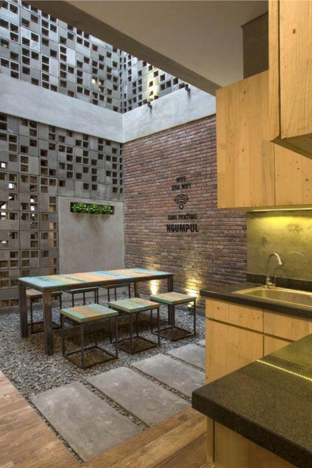 Aplikasi roster beton motif dadu untuk partisi rumah minimalis di Boyolali.