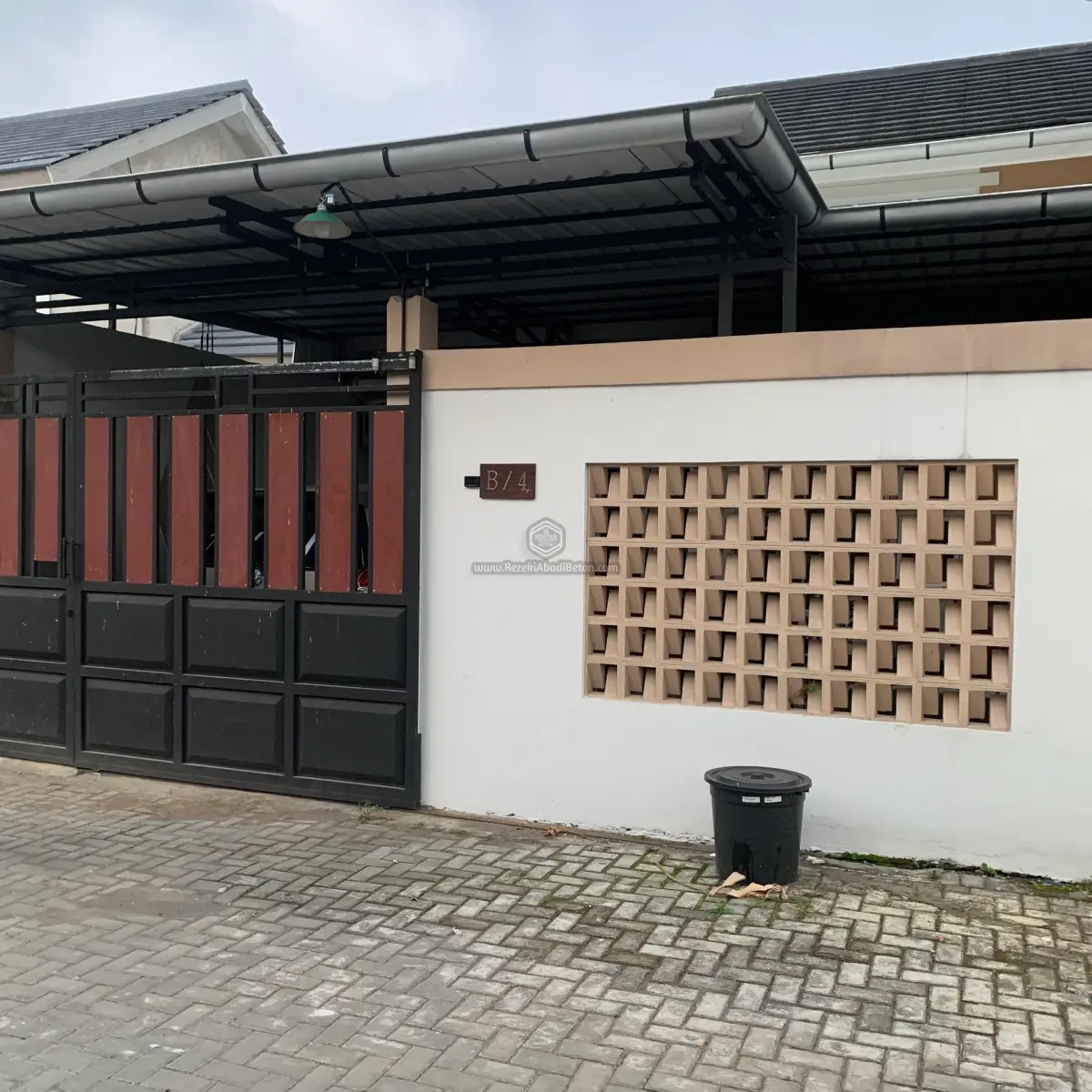 Aplikasi roster beton motif dadu untuk pagar rumah minimalis di Wonogiri.