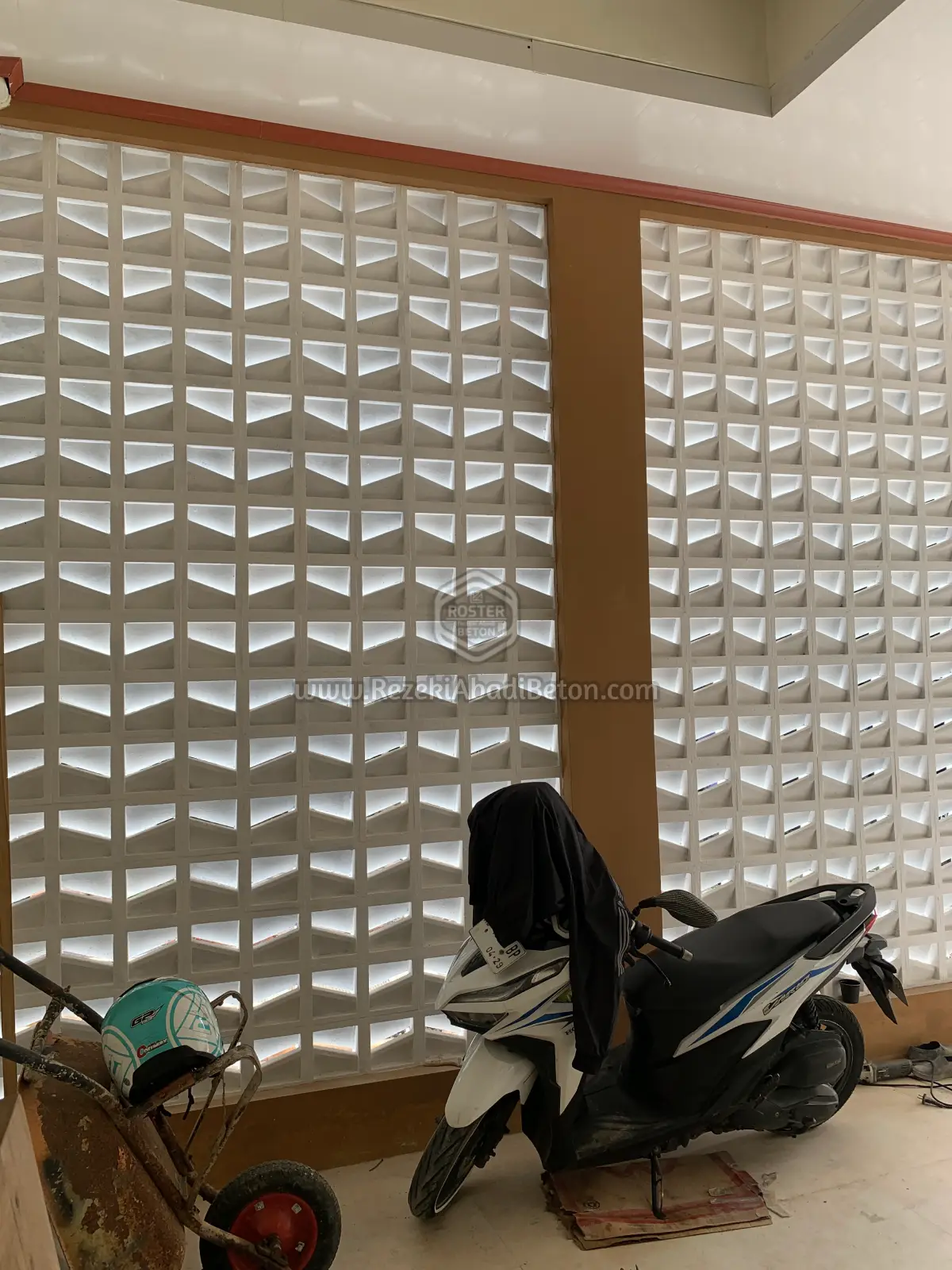 Desain roster beton anti tampias yang fungsional untuk cuaca pesisir Jepara.