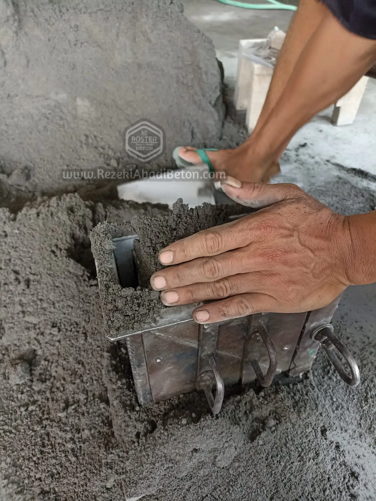 Proses produksi roster beton berkualitas dengan Pasir Merapi di pabrik RezekiAbadiBeton.com.