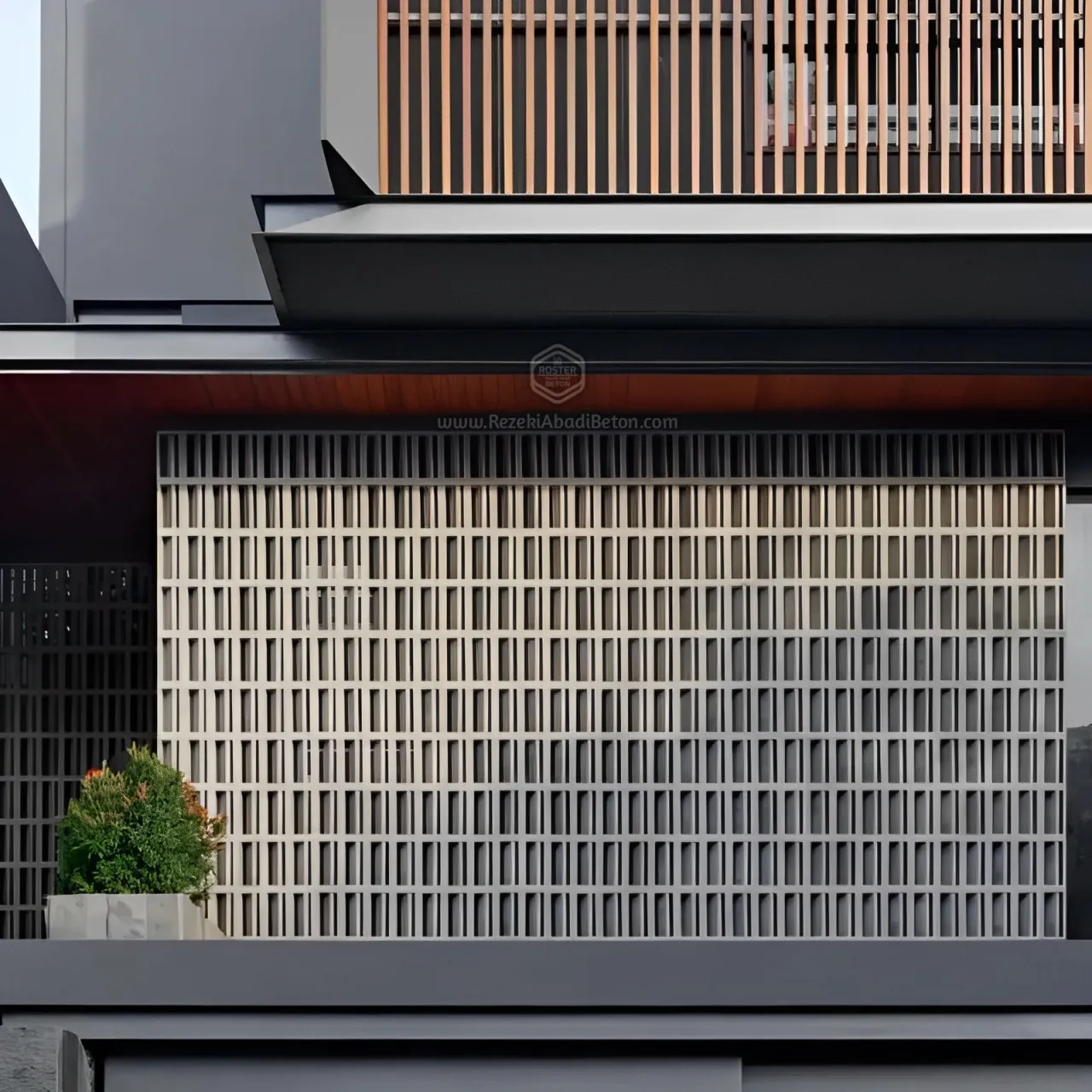 Aplikasi roster beton motif jalusi nako panjang untuk pagar rumah di Boyolali.