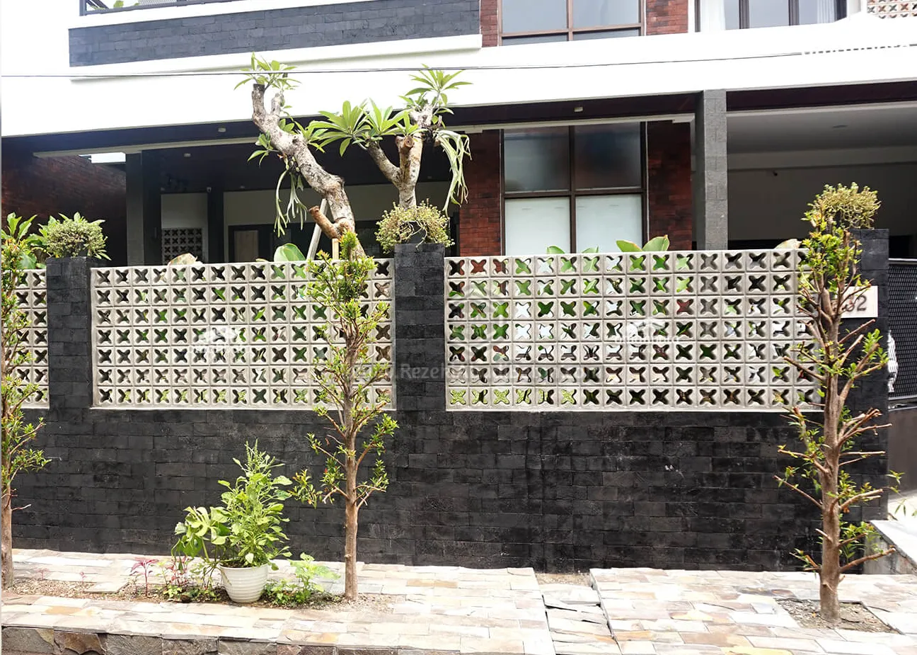 Detail roster beton motif klasik yang elegan untuk pagar, tersedia di Boyolali.