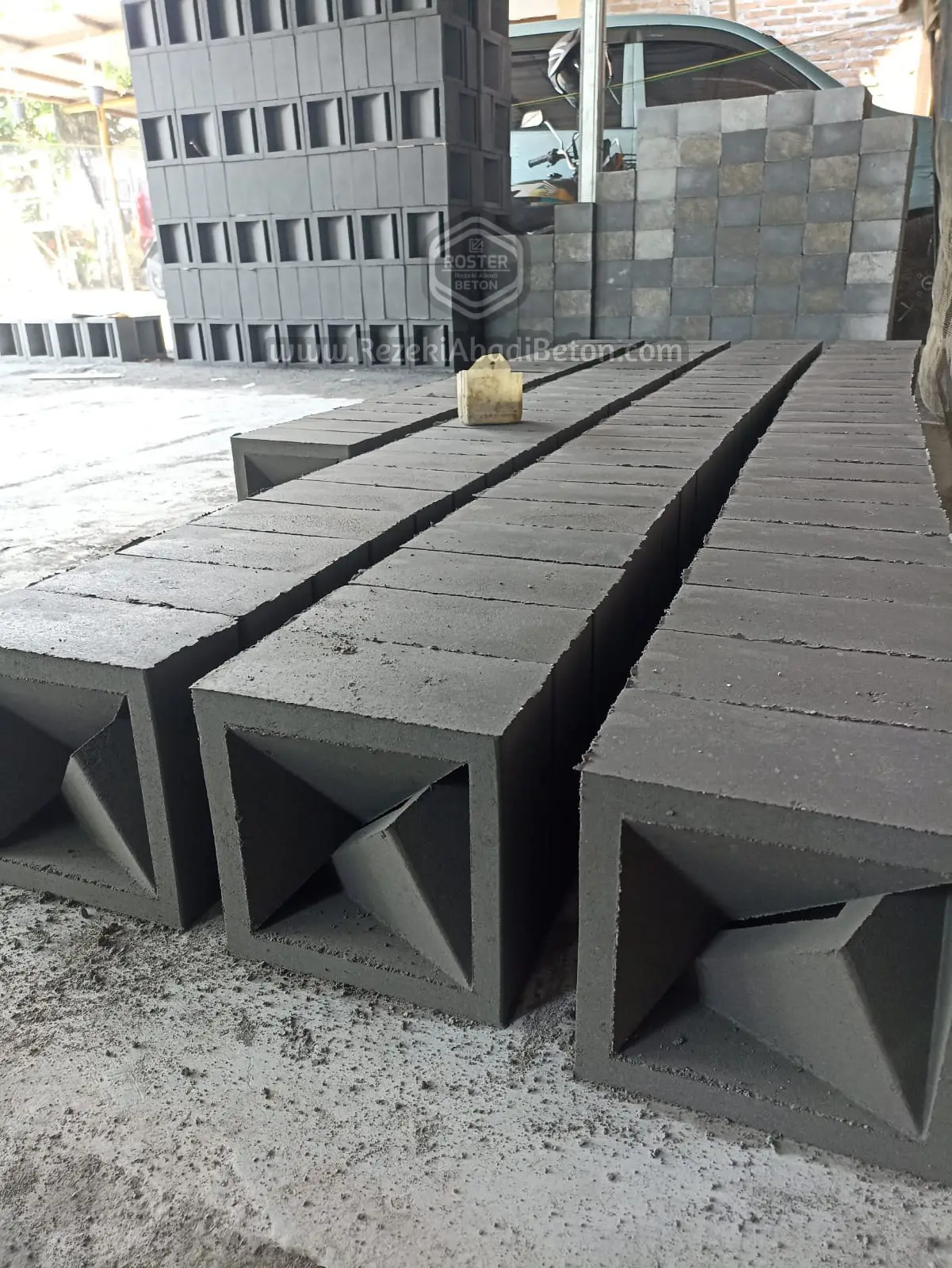 Produk roster beton di pati dengan bahan dari pasir merapi.