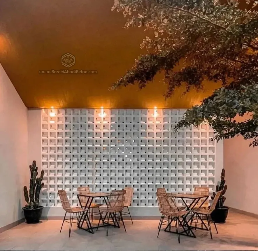 Aplikasi roster beton motif geometris untuk partisi ruang minimalis di Jepara.