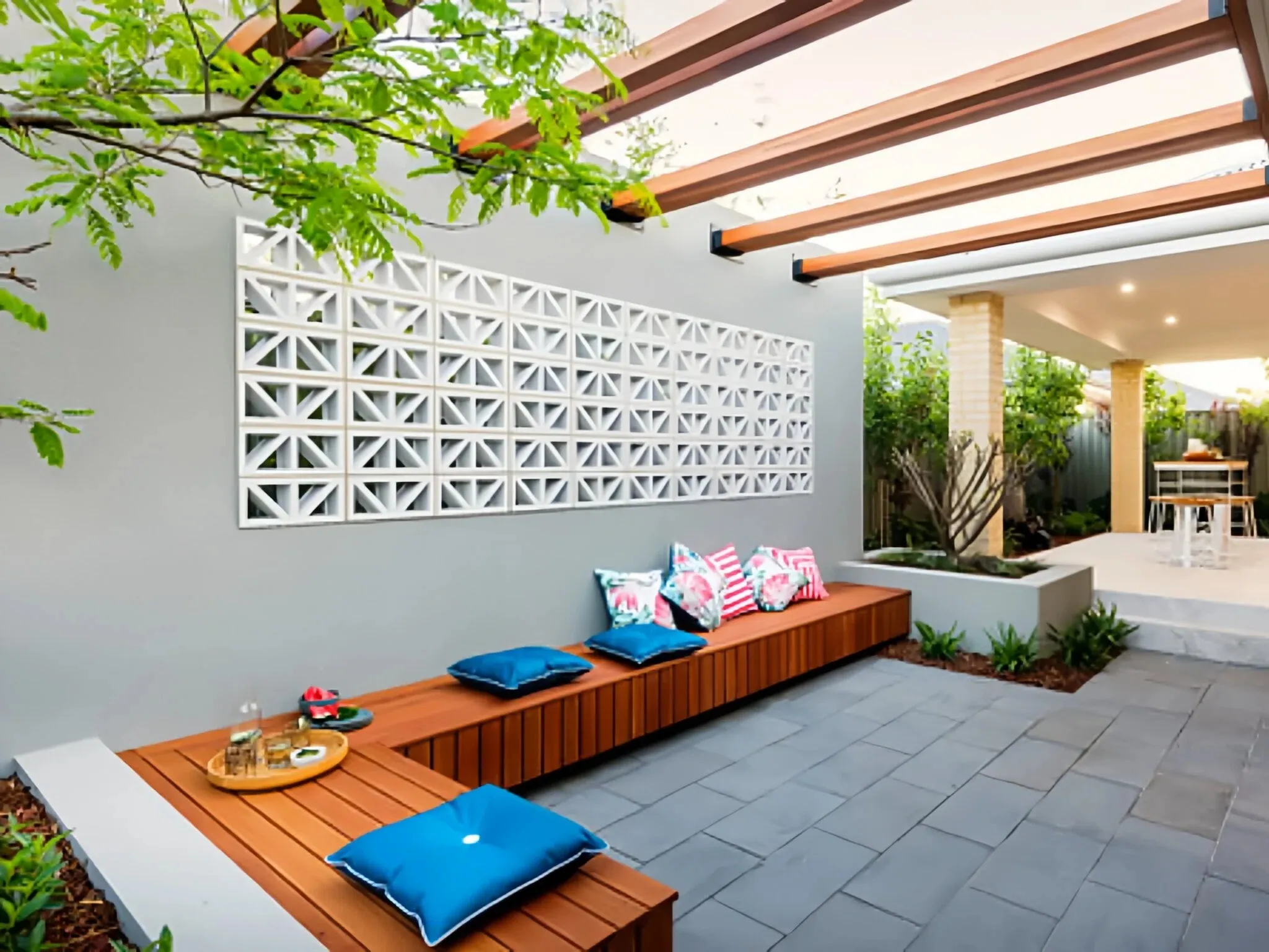 Detail roster beton motif klasik yang elegan, tersedia di Purworejo.