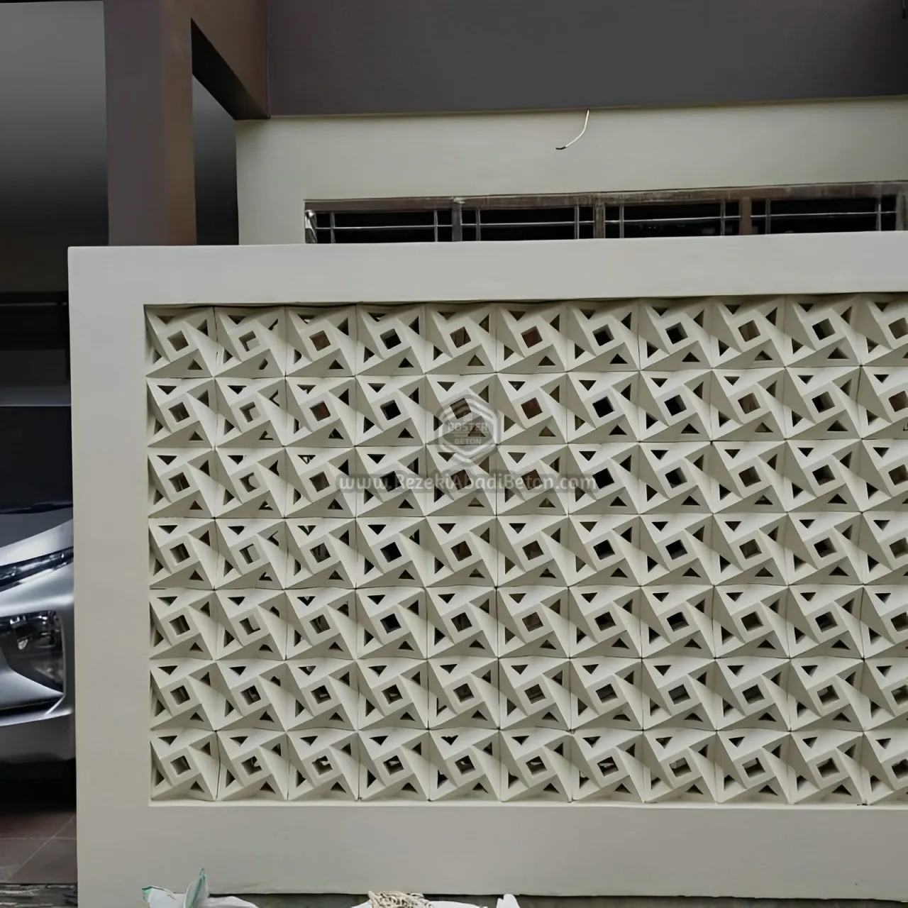 Desain roster beton 3D yang dinamis untuk dinding artistik di Purworejo.