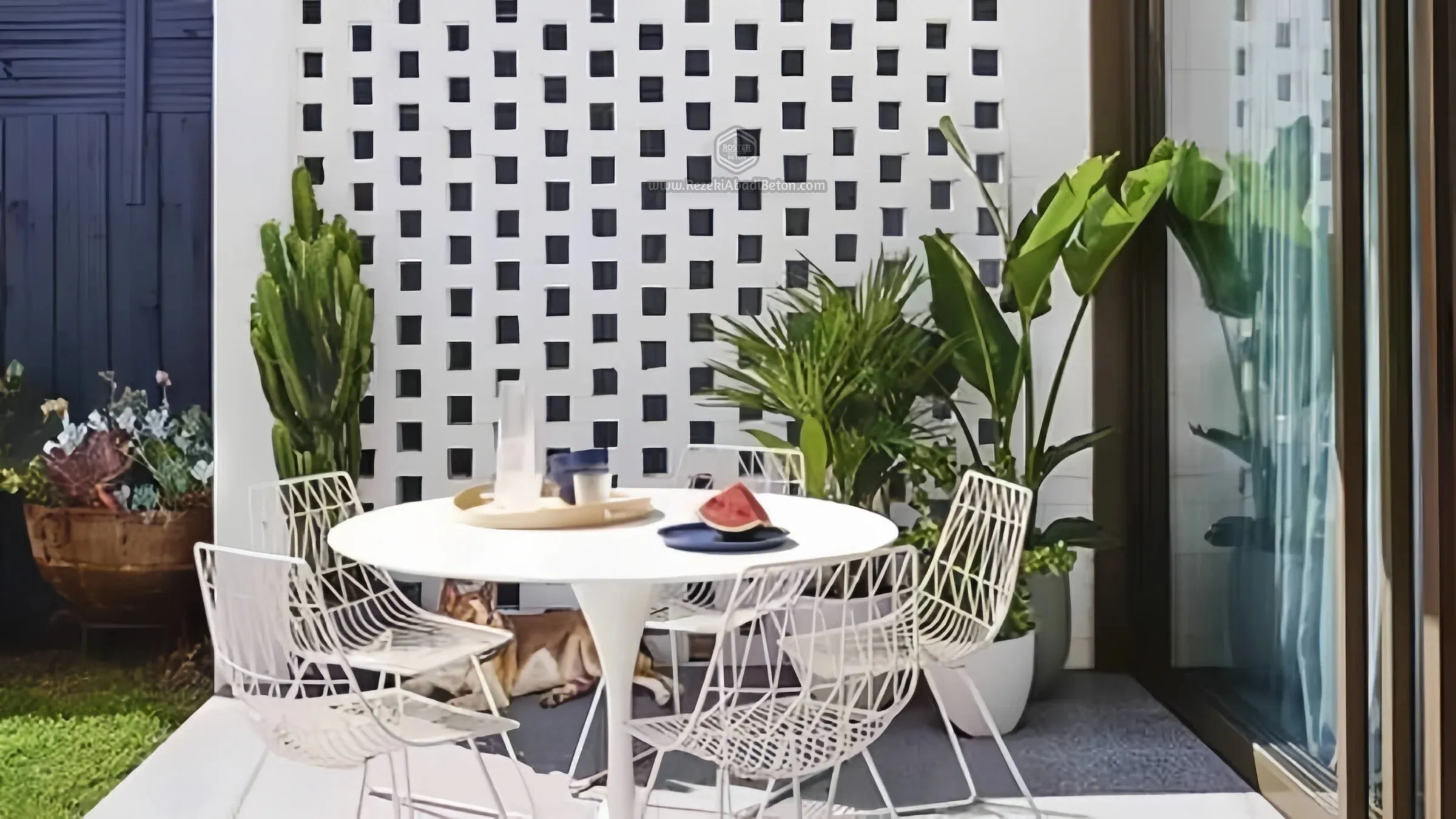 Roster Beton Motif Geometris untuk Partisi Ruangan Modern di Semarang