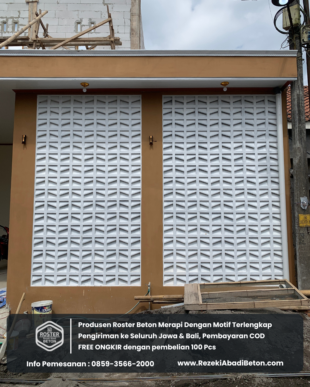 Udara segar mengalir melalui roster beton, mendinginkan ruangan secara alami di Banyumas.