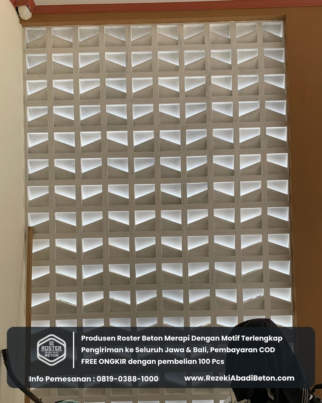 Aplikasi roster beton pola geometris yang menangkap cahaya matahari di rumah modern Temanggung