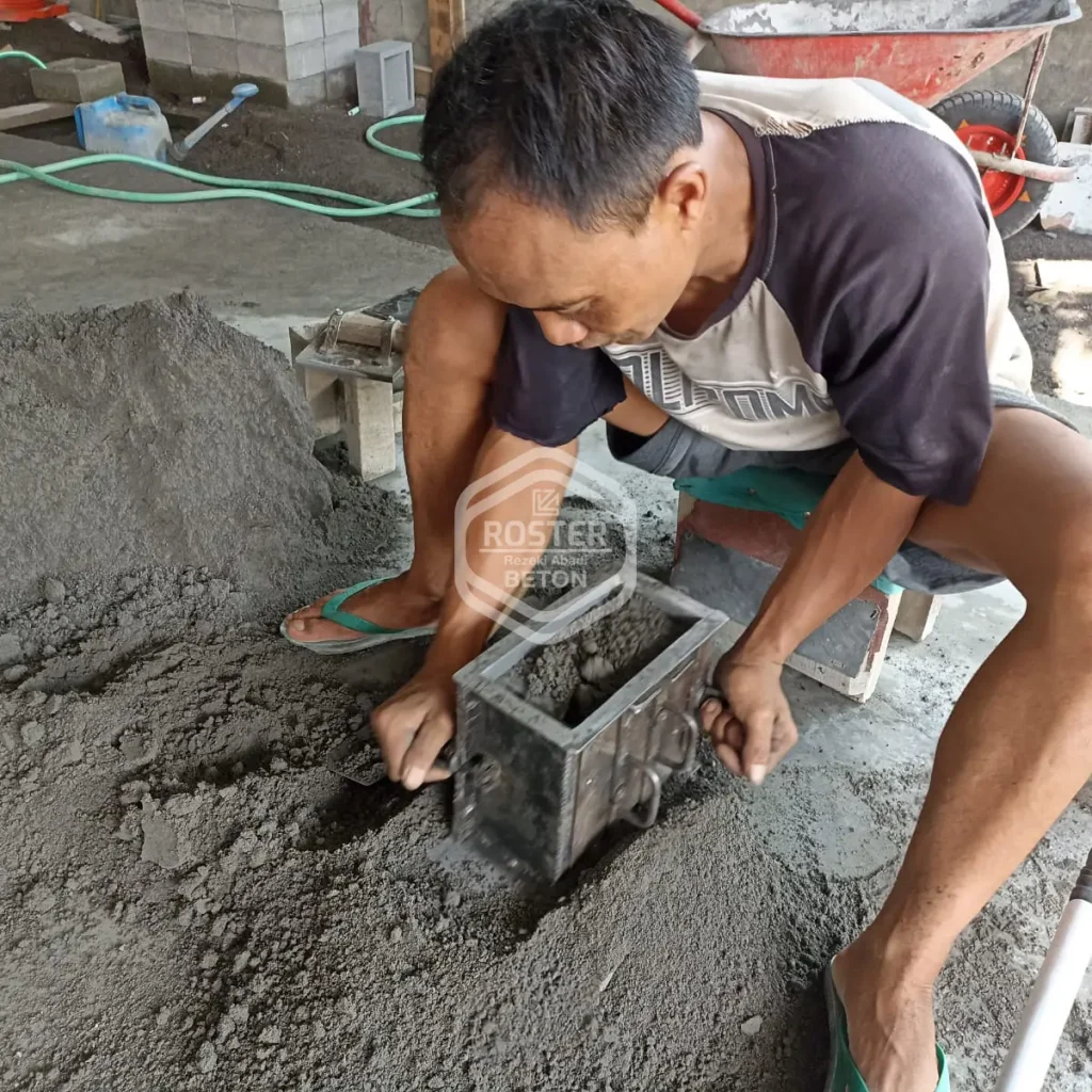 karyawan pabrik sedang mencetak roster beton